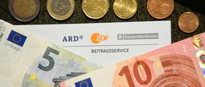 Der Rundfunkbeitrag, den Haushalte in Deutschland zahlen, sollte zum 1. Januar 2021 von monatlich 17,50 Euro auf 18,36 Euro steigen. Doch dazu kommt es nun wohl vorerst nicht.