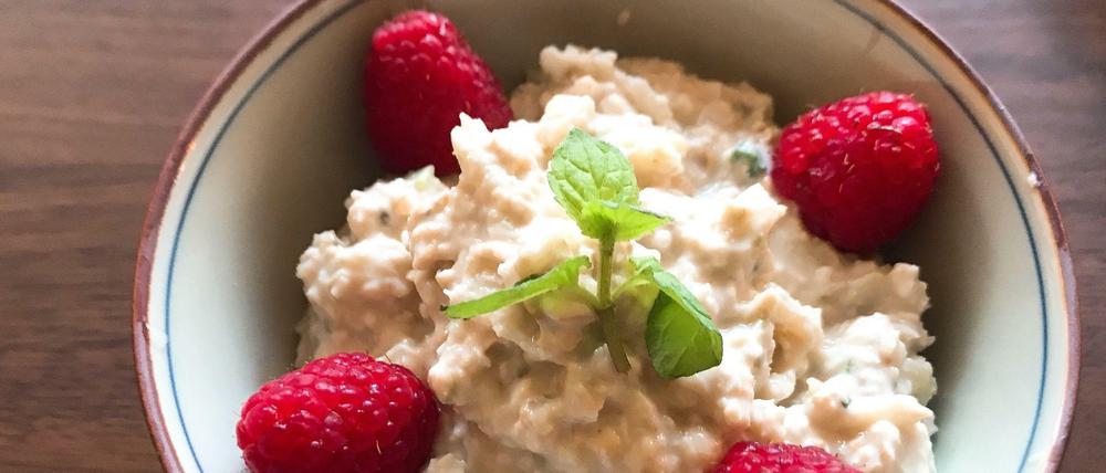 Schmeckt auch mit Gurke und Limette: das Kokos-Birchermüsli aus dem Frühstück 3000.