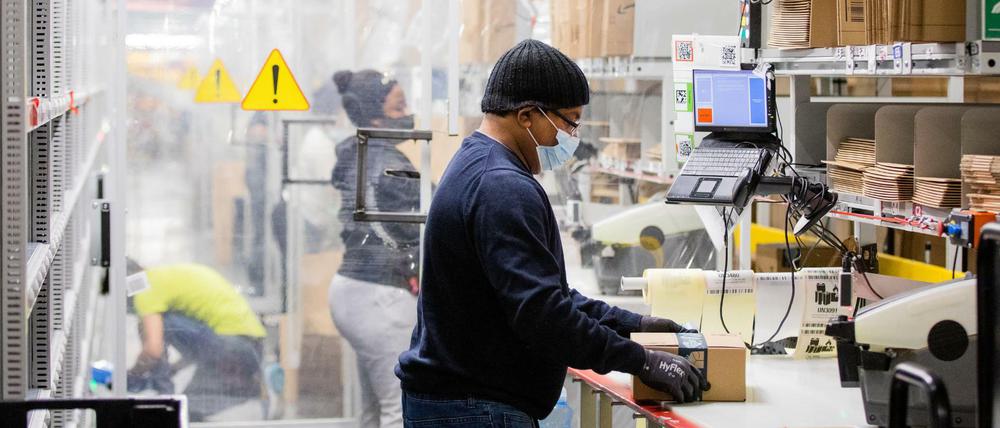 Coronaschutz in einem Amazon-Logistikzentrum.