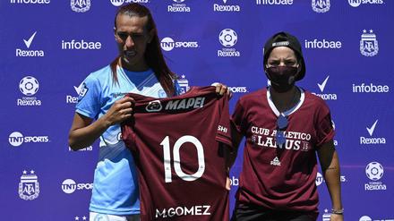 Mara Gomez (links), erste trans Fußballspielerin einer Profiliga. Hier mit dem Trikot, das ihr die gegnerische Mannschaft schenkte. 