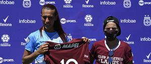 Mara Gomez (links), erste trans Fußballspielerin einer Profiliga. Hier mit dem Trikot, das ihr die gegnerische Mannschaft schenkte. 