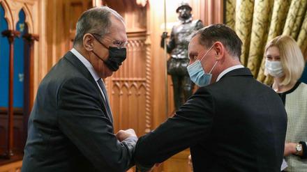 Empfang in Moskau: Der russische Außenminister Sergej Lawrow und der AfD-Chef Tino Chrupalla (rechts). 