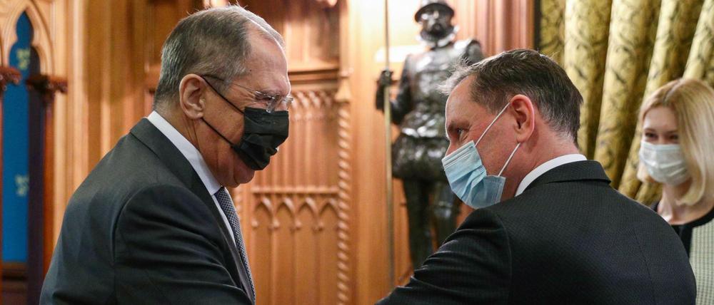 Empfang in Moskau: Der russische Außenminister Sergej Lawrow und der AfD-Chef Tino Chrupalla (rechts). 