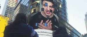 Übergroß. Die Ansprache von Airbnb-Chef Brian Chesky wurde am live am Times Square übertragen. 