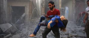 Schrecken ohne Ende. Szene in Idlib nach einer Bombardierung durch Assads Luftwaffe. Syrien bleibt auch nach den militärischen Erfolgen des Regimes ein extrem gefährliches Land. 