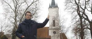 Der Verleger Thomas Jonglez an seiner Entdeckung, der "schiefen Kirche von Stralau".
