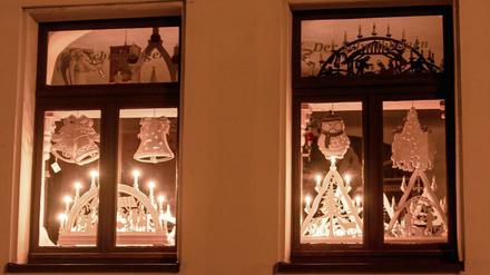 Mehr geht nicht. Im Erzgebirge leuchten die Fenster in diesem Jahr besonders hell. In Corona-Zeiten wolle man so Zuversicht vermitteln, heißt es. 
