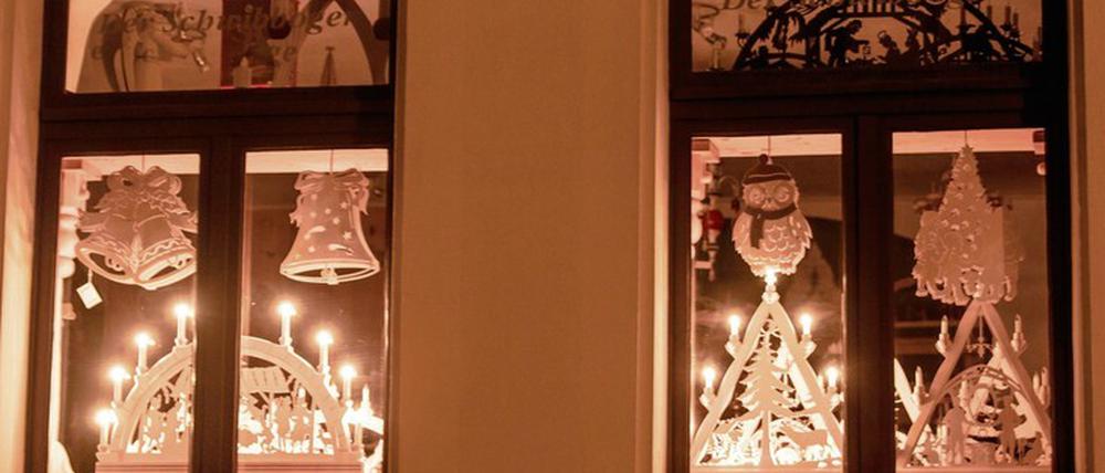 Mehr geht nicht. Im Erzgebirge leuchten die Fenster in diesem Jahr besonders hell. In Corona-Zeiten wolle man so Zuversicht vermitteln, heißt es. 