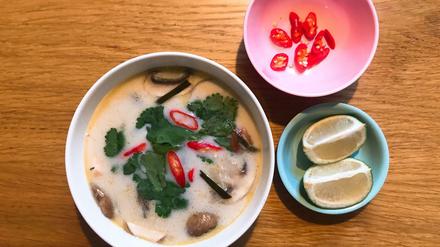Schnell, scharf, heiß: die thailändische Suppe Tom Kha Gai mit Hühnerfleisch.