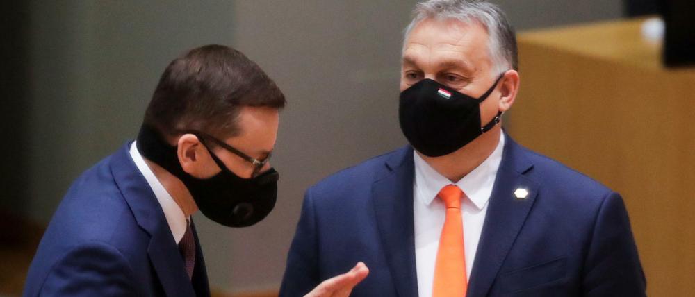 Polens Premierminister Mateusz Morawiecki und Ungarns Premierminister Viktor Orban sprechen beim EU-Gipfel.