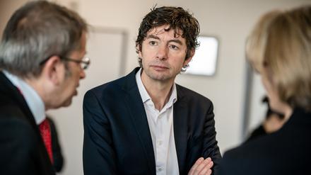 Christian Drosten berät auch die Politik in der Coronakrise. Hier steht er zwischen Anja Karliczek (CDU) und Heyo Kroemer (Vorstandsvorsitzender der Charite).