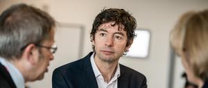 Christian Drosten berät auch die Politik in der Coronakrise. Hier steht er zwischen Anja Karliczek (CDU) und Heyo Kroemer (Vorstandsvorsitzender der Charite).