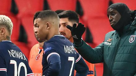 Champions-League-Partie Paris Saint-Germain gegen Başakşehir: Nach dem Vorfall gab es minutenlang Diskussionen von Spielern mit den Schiedsrichtern.