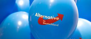 Luftballons mit dem Logo der AfD.