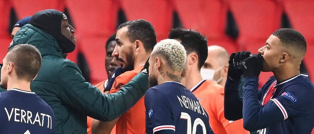 Viel Stress in Paris, die Partie musste unterbrochen werden.