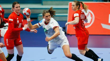 Xenia Smits (Mitte) und die deutsche Mannschaft zitterten sich in die Hauptrunde.