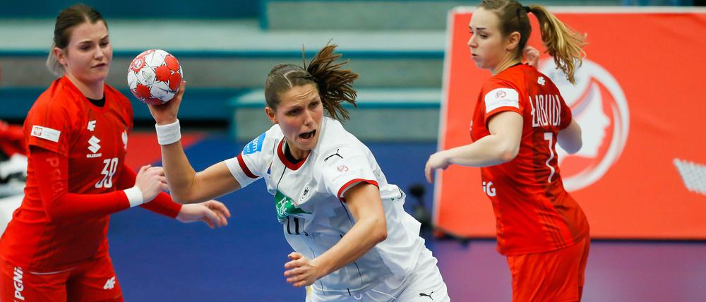 Xenia Smits (Mitte) und die deutsche Mannschaft zitterten sich in die Hauptrunde.