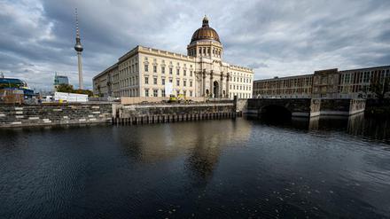 Blick über die Spree auf das Humboldt Forum.