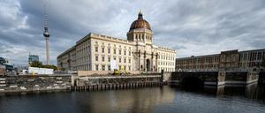 Blick über die Spree auf das Humboldt Forum.