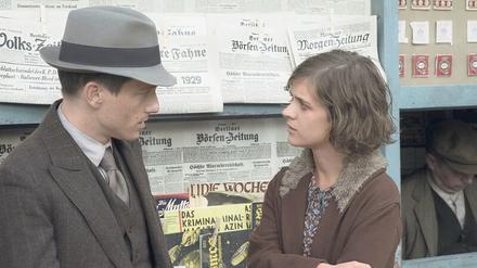 In der TV-Serie „Babylon Berlin“ – hier eine Szene mit Volker Bruch als Gereon Rath und Liv Lisa Fries als Charlotte Ritter – ist die Weimarer Republik noch nicht erledigt, anders als in Volker Kutschers „Olympia“. 
