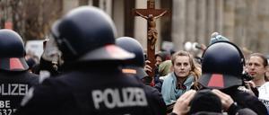 Sie erlangten durch Demonstrationen gegen Corona-Maßnahmen nationale Bekanntheit. Nun werden die „Querdenker“ vom Verfassungsschutz beobachtet.