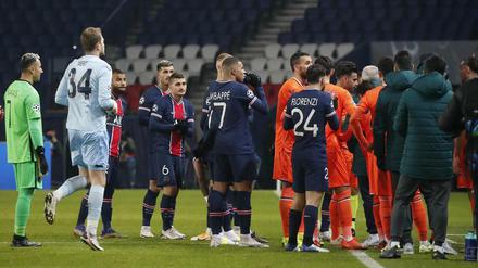So nicht. Die Spieler aus Paris und Istanbul setzen ein Zeichen gegen Rassismus.