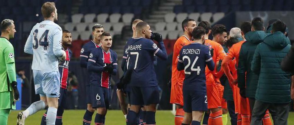 So nicht. Die Spieler aus Paris und Istanbul setzen ein Zeichen gegen Rassismus.