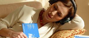Zeit zum Relaxen. Frau mit Hörbuch.