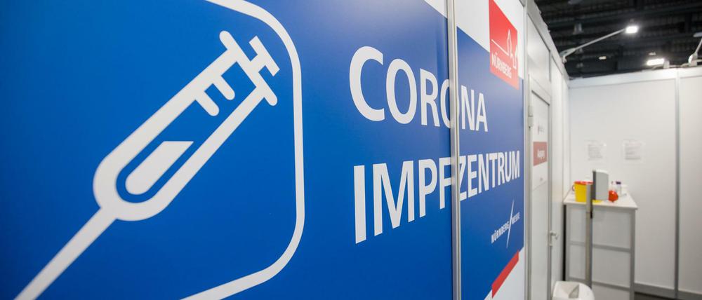 Der Vorsitzende der Innenministerkonferenz, Georg Maier (SPD), hat vor Angriffen auf Transporte von Corona-Impfstoffen und Angriffen auf die Impfzentren gewarnt.