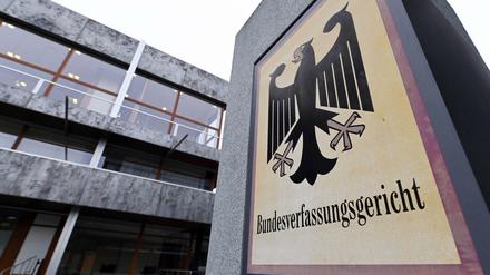 Das Bundesverfassungsgericht mit einem Hinweisschild mit Bundesadler und dem Schriftzug Bundesverfassungsgericht.