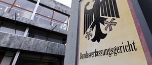 Das Bundesverfassungsgericht mit einem Hinweisschild mit Bundesadler und dem Schriftzug Bundesverfassungsgericht.
