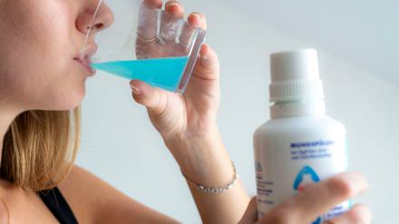 Gurgeln gegen das Virus. Der Vorschlag von Gesundheitsminister Spahn klingt verrückt, hat aber einen wissenschaftlichen Hintergrund.
