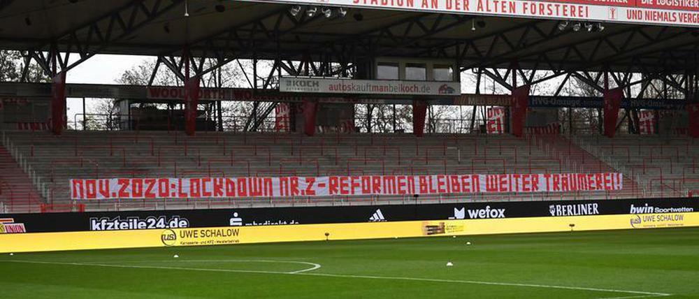 Spruchbänder statt Fans. Aber immerhin geht es weiter in der Fußball-Bundesliga.