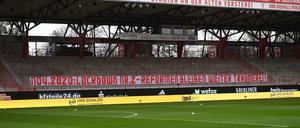 Spruchbänder statt Fans. Aber immerhin geht es weiter in der Fußball-Bundesliga.