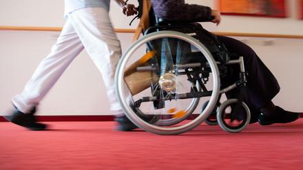 Viele Pflegekräfte wechseln zu Leih- und Zeitarbeitsfirmen und werden von denen als Leasingkräfte in Heime und Kliniken entsandt.
