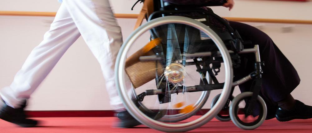 Viele Pflegekräfte wechseln zu Leih- und Zeitarbeitsfirmen und werden von denen als Leasingkräfte in Heime und Kliniken entsandt.