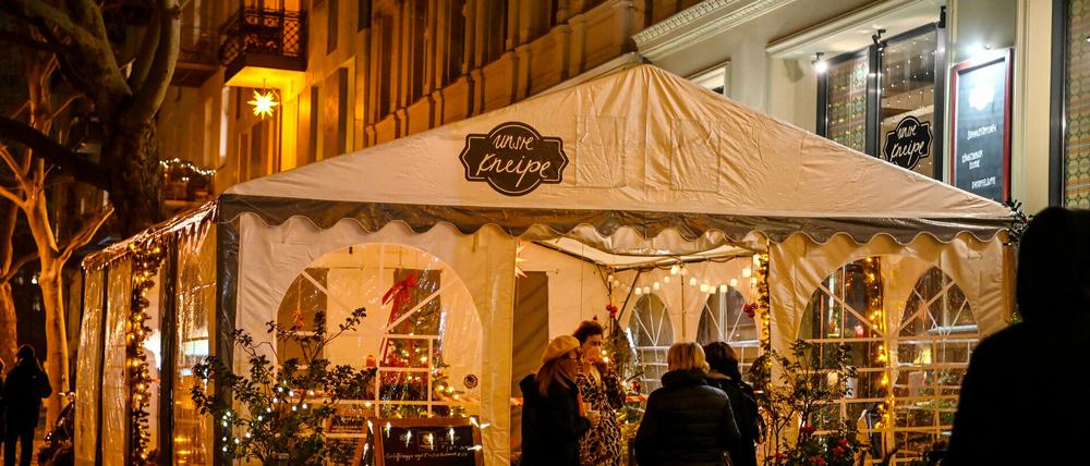 Kneipen und Restaurants sind bereits seit einigen Wochen geschlossen – und verkaufen häufig Glühwein to Go. 