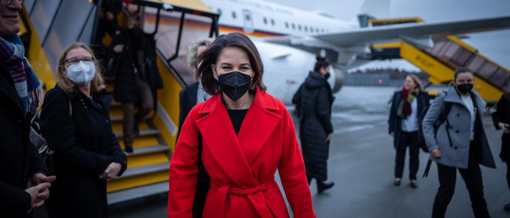 Annalena Baerbock am Dienstag nach der Landung in Stockholm.