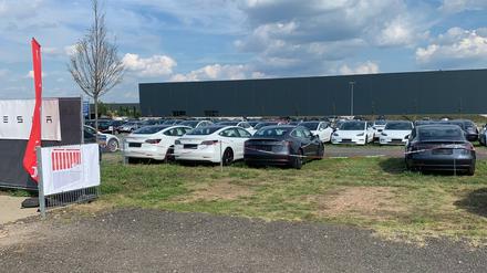 Tesla auf dem Wiesengrundstück in Berlin-Bohnsdorf, aufgenommen im September 2020. Mittlerweile liefert der Hersteller auch in einem Parkhaus aus. 