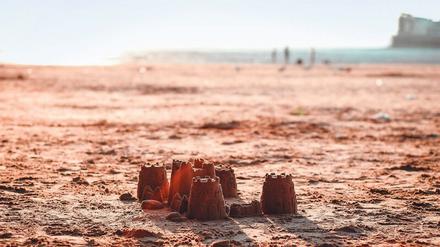 Auch imponierende Werke menschlicher Schaffenskraft aus Sand stürzen unweigerlich ein, wenn ihnen entzogen wird, was sie zusammenhält.