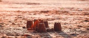 Auch imponierende Werke menschlicher Schaffenskraft aus Sand stürzen unweigerlich ein, wenn ihnen entzogen wird, was sie zusammenhält.