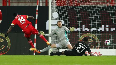 Allein gegen alle. Taiwo Awoniyi (links) bereitete der Münchner Defensive um David Alaba (rechts) und Manuel Neuer einige Probleme.