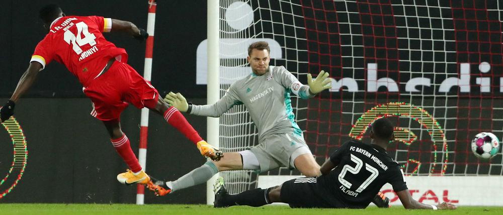 Allein gegen alle. Taiwo Awoniyi (links) bereitete der Münchner Defensive um David Alaba (rechts) und Manuel Neuer einige Probleme.