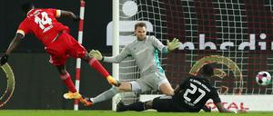 Allein gegen alle. Taiwo Awoniyi (links) bereitete der Münchner Defensive um David Alaba (rechts) und Manuel Neuer einige Probleme.