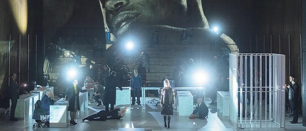 Aura eines Großraumbüros. Das „Lohengrin“-Ensemble umringt die des Brudermords angeklagte Elsa (Vida Miknevičiūtė).
