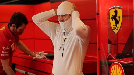 Raus dem roten Overall. Sebastian Vettel hat bei Ferrari fertig.
