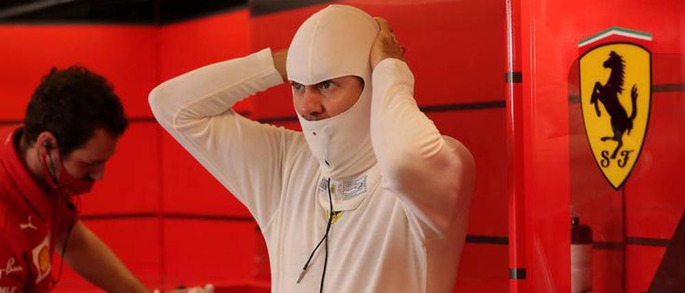 Raus dem roten Overall. Sebastian Vettel hat bei Ferrari fertig.
