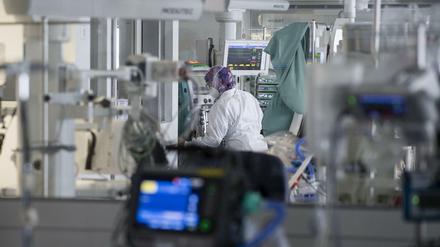 Viel Maschine, wenig Mensch: Archivbild von einer Intensivstation.