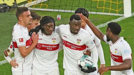 Bock auf Fußball. Silas Wamangituka (mit Ball in der Hand) und seine Mitspieler vom VfB Stuttgart begeistern derzeit ihre Fans. Foto: Focke Strangmann/Reuters
