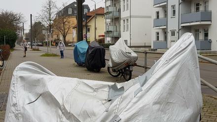 Laut StVO darf auf Gehwegen nicht geparkt werden, aber bei Zweirädern wird es in Berlin oft geduldet.
